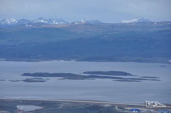 O Canal de Beagle. Do outro lado, ao sul, a Isla Navarino, pertencente ao Chile. Vista do alto da trilha do glaciar Martial, em Ushuaia, no sul da Terra do Fogo, na Argentina